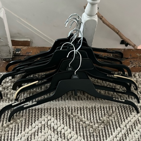 SET OF 10 black Hangers HANGERS! THE LOT! IF YOU NEED HANGERS… GET THEM HERE! - Picture 1 of 1